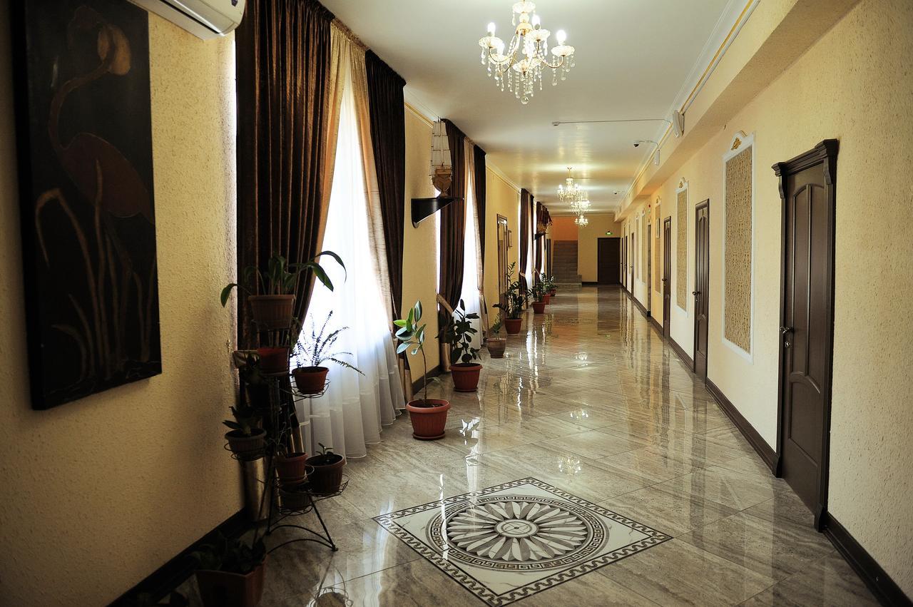 Hotel AishaDeLuxe Taraz Extérieur photo
